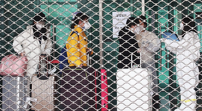 24일 오후 경기도 용인시 단국대학교 죽전캠퍼스 기숙사에 도착한 중국인 유학생들이 입실에 앞서 신종 코로나바이러스 감염증(코로나19) 예방을 위해 체온 측정을 하고 있다. 연합