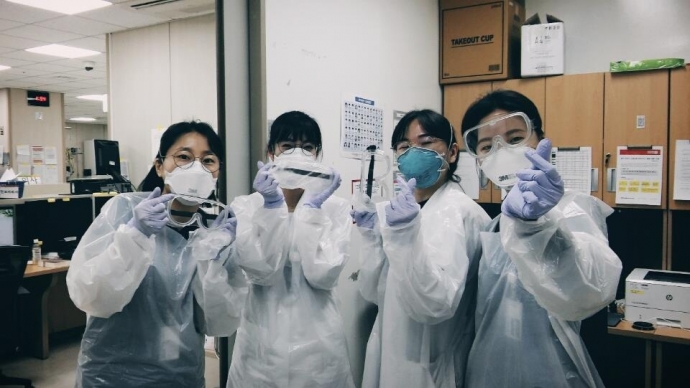 고글을 받아 기쁘다며 손가락으로 하트 표시하는 경북대병원 의사들