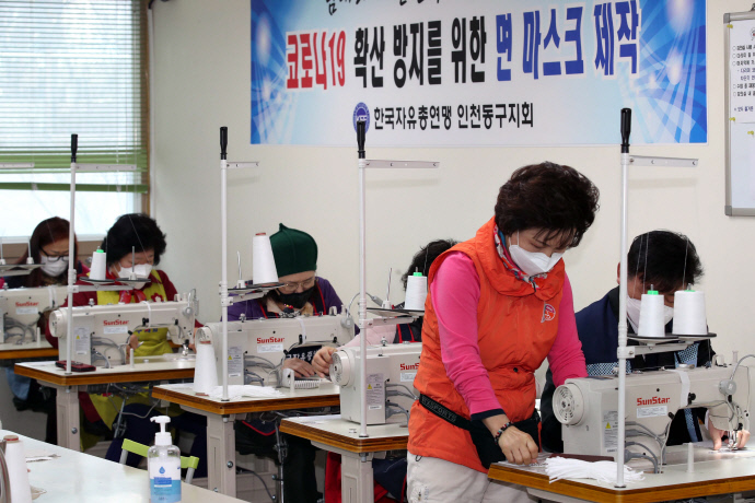 한국자유총연맹 인천동구지회 회원들이 면마스크 제작 봉사활동을 펼치고 있다.