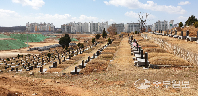 검단신도시 택지개발 조성지구 인근에 대규모 공원묘지가 들어서 있다.사진=박영재 기자