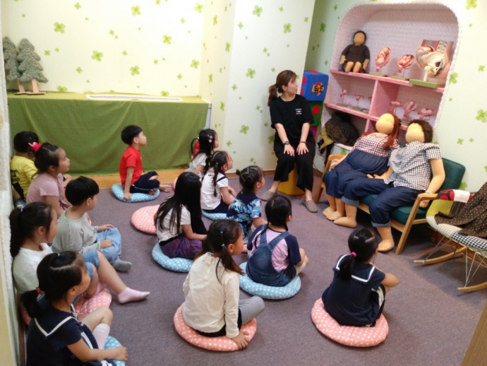 인천 부평구 청소년성문화센터에서 어린이들을 대상으로 성교육을 진행 중인 모습. 사진=부평구청