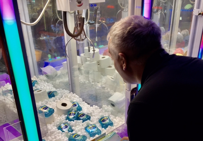 영국 쇼핑몰에 등장한 휴지·손소독제 뽑기기계. 사진=로브 브래딕 트위터 캡처