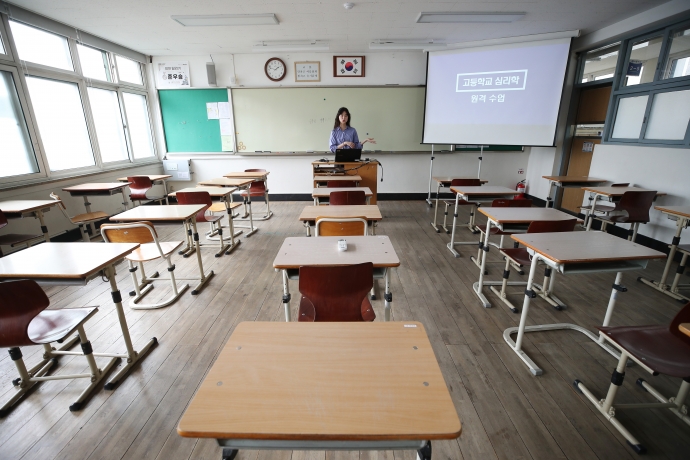 서울 마포구 서울여자고등학교에서 교사가 온라인 수업 예행연습을 하는 모습. 연합