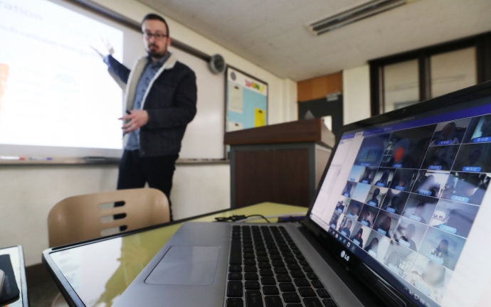 경기외국어고등학교에서 교사가 온라인 수업을 진행하는 모습. 연합