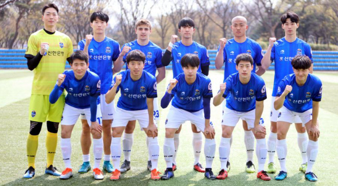인천남동구민축구단 선수들이 개막전을 앞두고 파이팅을 다짐하고 있다.