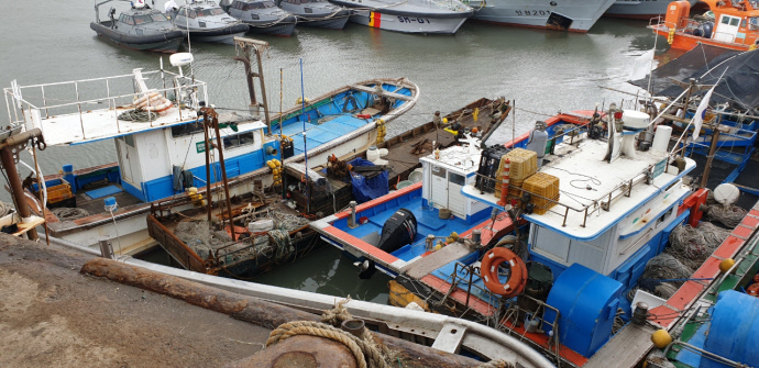 최근 해경과 해군에 발견된 인천시 옹진군 연평도 해상의 버려진 중국어선(왼쪽 두 번째)이 지난 19일 연평도항에 정박한 모습. 사진=독자 제공