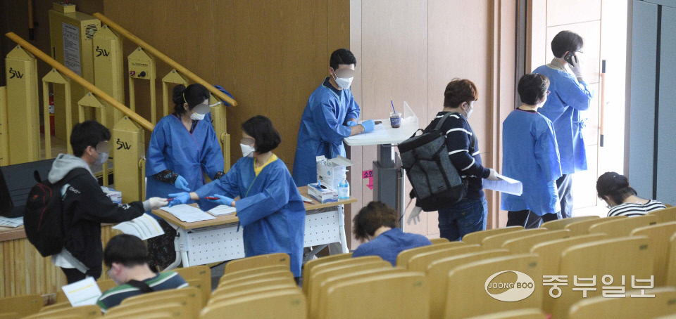 가천대학교 학생 2명이 코로나19 확진 판정을 받는 등 한국대학생선교회 관련 감염이 잇따르고 있는 가운데 31일 오후 성남시 수정구보건소에 검사를 받으려는 가천대학교 학생들이 역학조사서를 작성을 마치고 검사를 받으러 이동하고 있다. 김영운기자