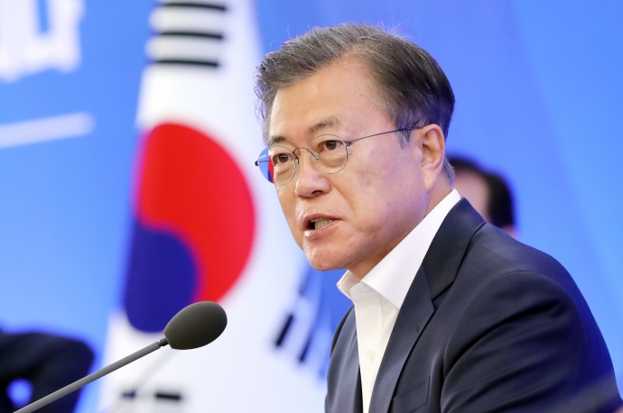 문재인 대통령이 21일 서울 강남구 삼성동 무역협회 대회의실에서 '위기 극복을 위한 주요 산업계 간담회'를 주재하고 있다. 연합