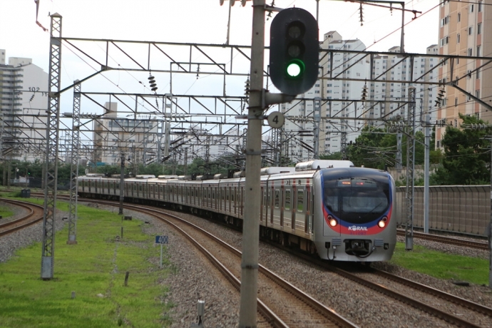 한국철도(코레일)가 내달 1일부터 수도권 전철 1호선 평일 일부 열차와 주말 및 공휴일 운행 시간을 개편한다. 사진=연합 자료