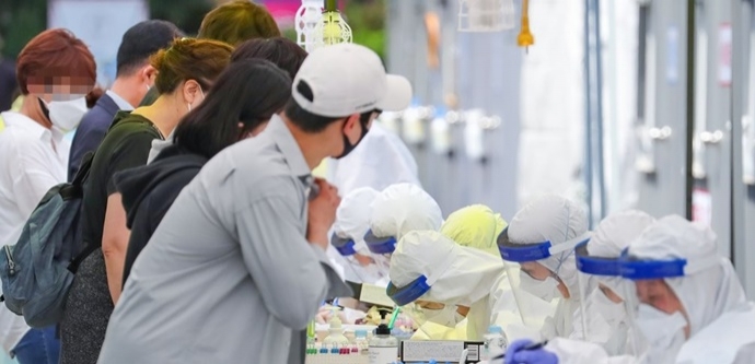 인천에서 신종 코로나바이러스 감염증(코로나19) 확진자와 같은 장소에 머물렀던 주민 2명이 확진 판정을 받았다. 사진=연합 자료