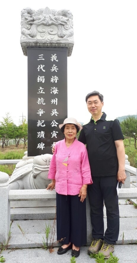 오희옥 독립지사(왼쪽)와 그의 장남인 김흥태씨의 모습.