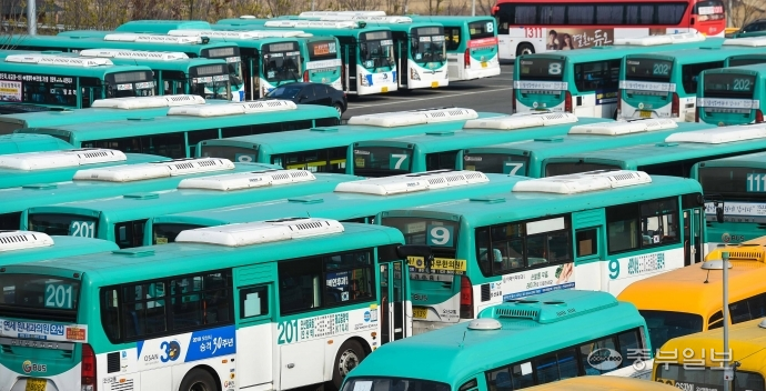 지난해 3월 버스 파업이 발생한 오산시 오산교통 차고지 전경. 경기도는 안전하고 편리한 대중교통 시대를 위해 3일 민선7기 교통정책을 발표했다. 김영운기자