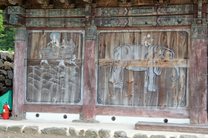 대웅보전 북측 판벽화 좌측 백의관음 우측 보현보살과 흰코끼리