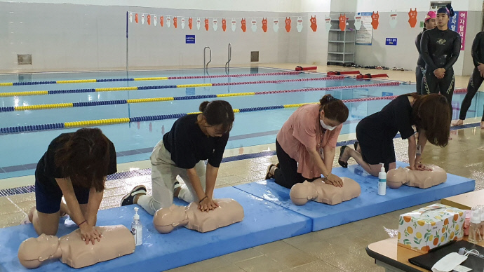 인천시체육회에서 수영장 내 안전사고 대비를 위한 심폐소생술 실습교육을 진행하고 있다.