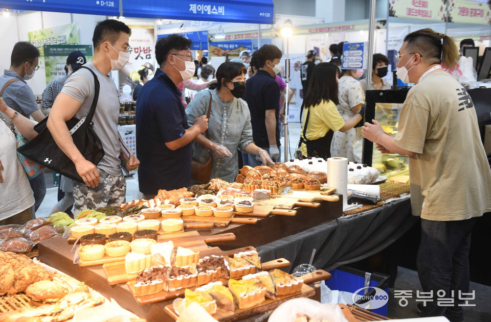 2020 수원 카페&베이커리페어 마지막 날인 19일 오후 수원시 영통구 수원컨벤션센터가 카페창업예정자 및 시민들로 북적이고 있다. 김영운기자