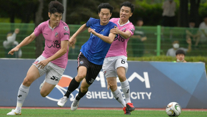 FC남동-시흥시민 경기에서 선수들이 볼을 잡기위해 몸싸움을 벌이고 있다.