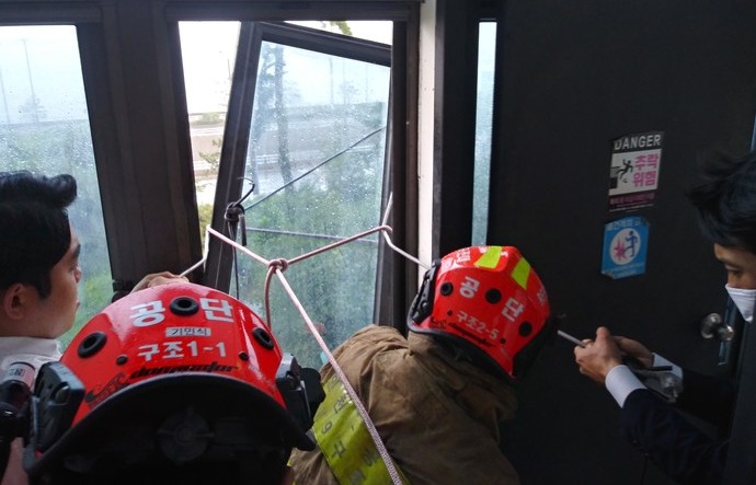 9일 오전 인천 연수구 옥련동의 한 건물 창문이 강한 비바람으로 떨어지려고 해 소방당국이 안전조치를 취했다. 사진=인천소방본부