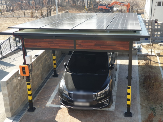 ‘리치홈타운’ 내 태양광 시스템. A타입의 외부 주차장에 설치된 모습. 사진=리치디앤씨