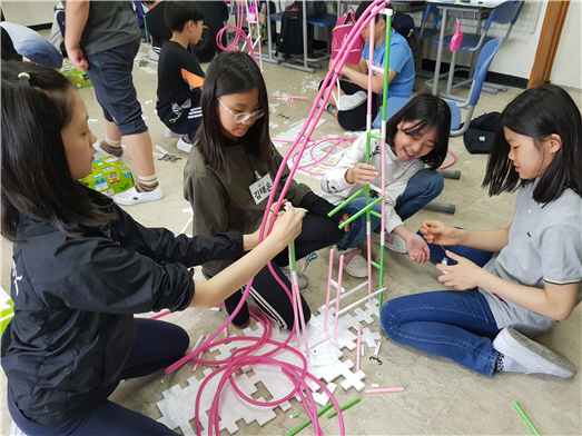신성초 학생들이 창의융합과학 교육 프로그램의 활동 교구 키트를 이용, 서로 협동해 결과물을 만들어내고 있는 모습. 사진=신성초