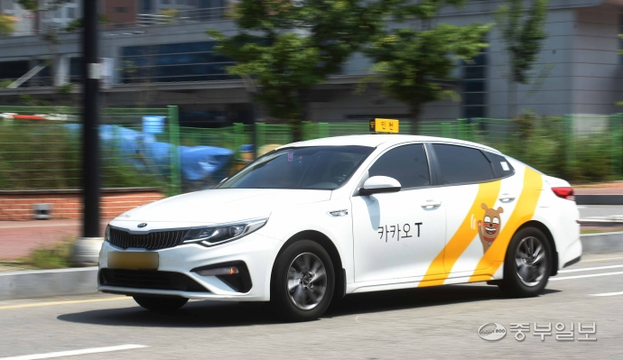 카카오모빌리티가 자회사 KM솔루션과 함께 지역 택시가맹회사와 ‘카카오T블루’ 계약을 맺은 뒤 택시업계 일각서 카카오T블루에 호출(콜)을 몰아주고 있다는 의혹이 제기된 가운데 경기도가 실태조사에 나선다고 8일 밝혔다. 사진=중부DB