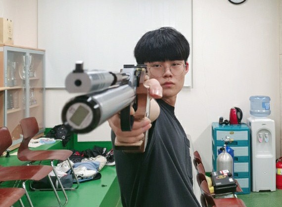 인천 안남고등학교 사격연습장서 공기권총을 들고 자세를 취하고 있는 허태민(18). 사진=인천안남고등학교