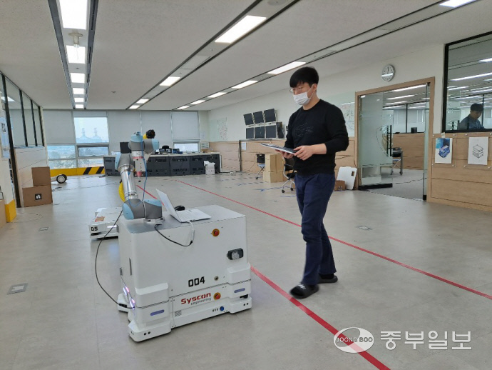 시스콘 직원이 지난 21일 인천시 서구 로봇R&D센터 내 4층 사무실에서 산업용 물류로봇의 기능을 확인하고 있는 모습. 사진=백승재기자