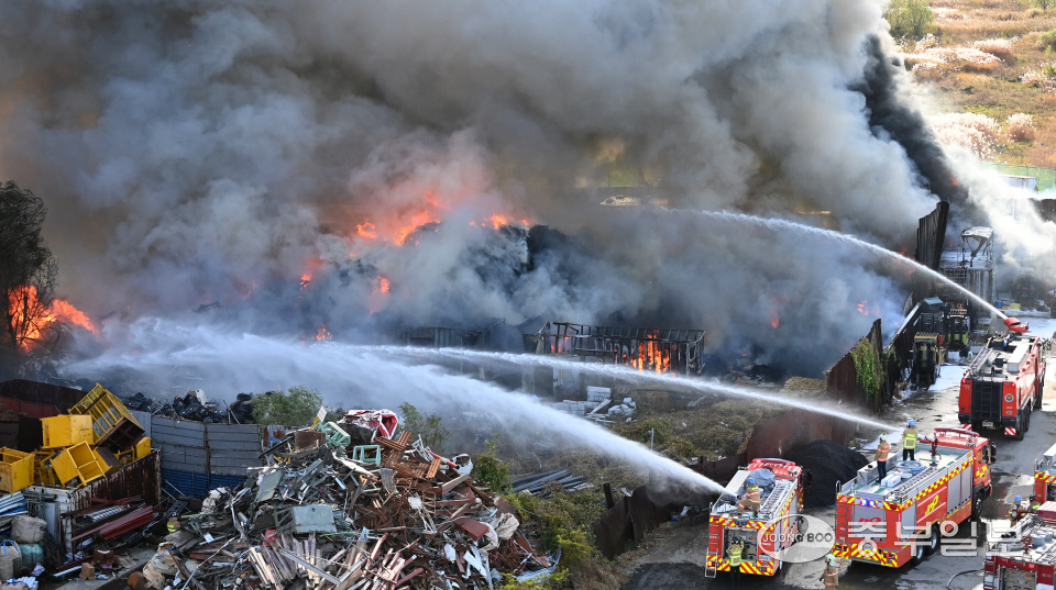 28일 오후 1시 55분께 인천시 연수구 동춘동 한 폐기물처리장에서 불이 나 출동한 소방관들이 물을 뿌리며 화재를 진압하고 있다. 윤상순기자