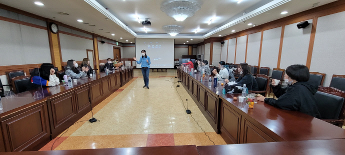 온누리사랑나눔재단 전문상담요원이 인천시청 핸드볼팀과 집단 심리상담을 진행하고 있다.