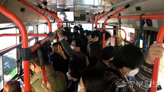 지난달 30일 오전 7시30분께 서울 송파 장지동 ‘꿈에그린아파트’에서 8호선 장지역으로 향하는 버스 안에 승객들이 꽉 차 있다. 김영운기자