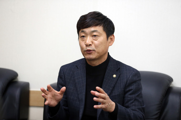 김영택 수원시의원이 중부일보 취재진과의 인터뷰에 답하고 있다. 사진=수원시의회