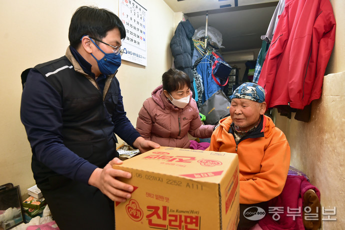 10일 인천시 동구 만석동 인천쪽방상담소 박종숙 소장과 대림건설 관계자들이 쪽방촌 어르신들에게 생필품을 전달하고 있다. 정선식기자