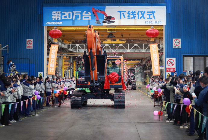 두산인프라코어가 2020년 중국에서 10년 래 최다 판매기록을 달성했다. 사진은 지난해 중국 진출 해외기업 최초로 굴착기 누적 생산 20만대를 돌파해 개최한 기념식. 사진=두산인프라코어