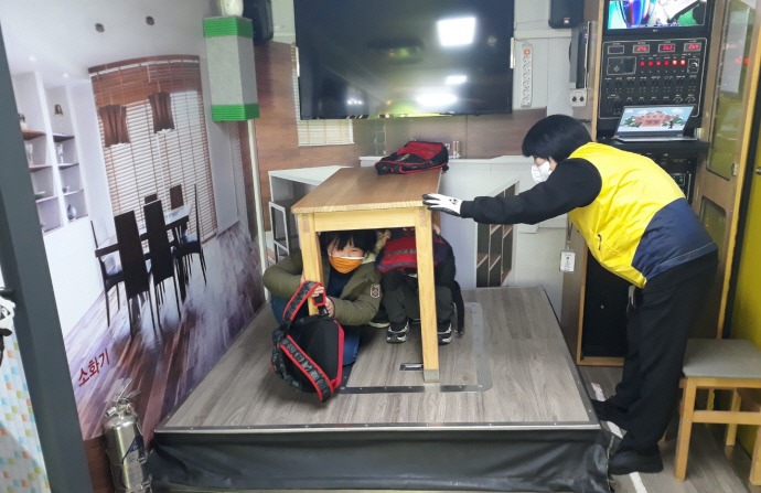 광주 선동초 학생들이 학생 안전체험차량 ‘차차’를 통해 지진 체험을 하고 있는 모습. 사진=선동초등학교