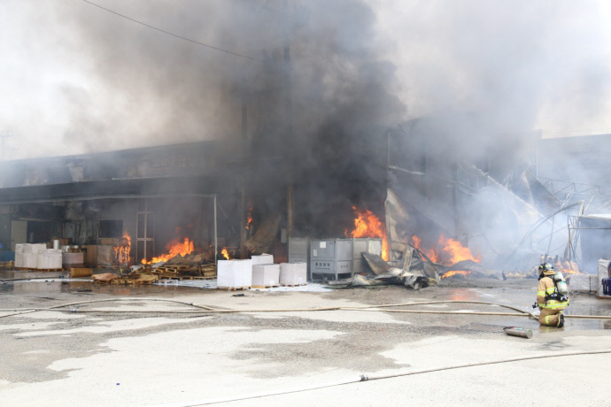22일 오후 12시쯤 고양시 일산동구 장항동 소재 한 필름공장에서 발생한 화재 현장에 출동한 일산소방서 소방대원들이 불길을 잡기 위해 안간힘을 쓰고 있다. 사진=일산소방서