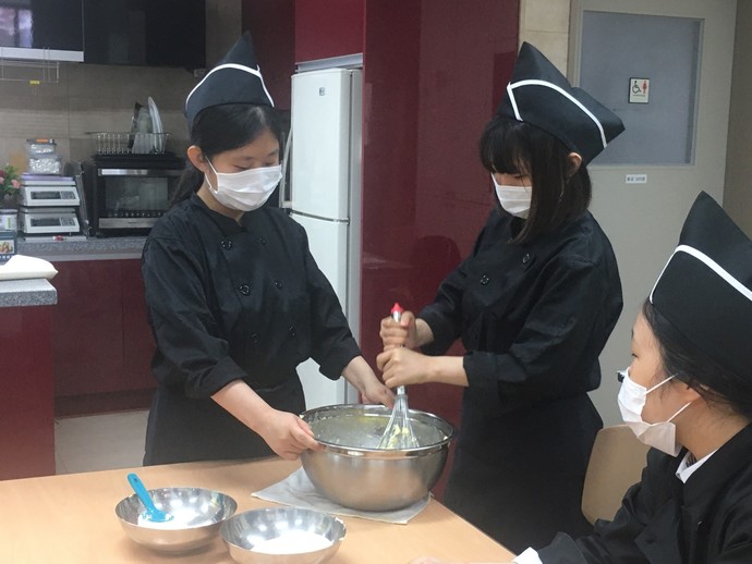 세종고등학교 특수학급 학생들이 제과제빵 직업교육에 참여하는 모습. 사진=세종고등학교