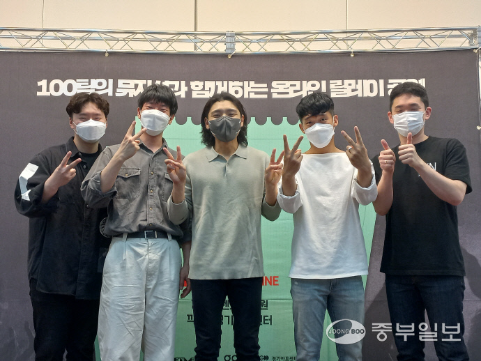 인디밴드 ‘엔분의일’이 2021 아무 공연 녹화를 마치고 기념촬영을 하고 있다. 김유진기자