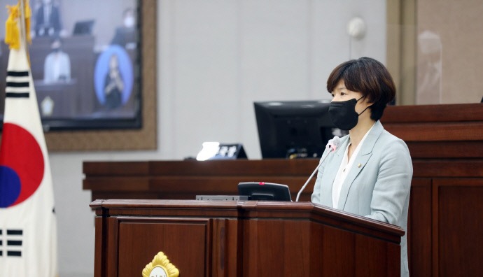 장미영 수원시의원이 22일 열린 제360회 시의회 2차 본회의에서 5분 자유발언에 나서고 있다. 사진=수원시의회