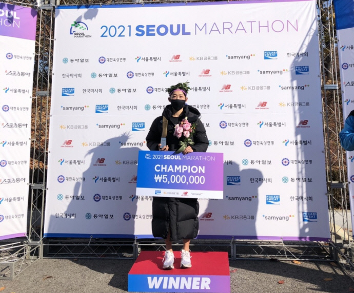 　2021 서울마라톤대회 여자부서 우승한 최정윤(28·화성시청)이 시상식후 기념촬영을 하고 있다. 　                                                                                                                                                사진=화성시청