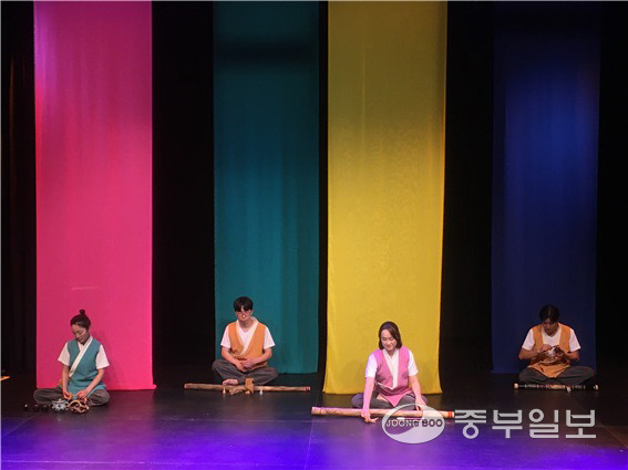 극단 ‘아토’가 지난 5월 28일 남동구 남동소래아트센터에서 시각장애인들을 위한 소리극 ‘두향연가’를 공연하고 있다.