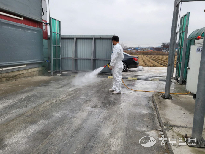 김창수 청남축산·청남농원 대표가 그의 양계농장 앞에서 소독을 진행하는 모습. 윤진현기자