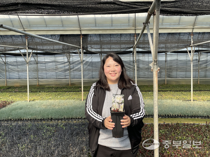 김지인 더케이야생화 이사가 10일 용인시 처인구에 위치한  그의 농장에서 식물을 소개하고 있다. 윤진현기자