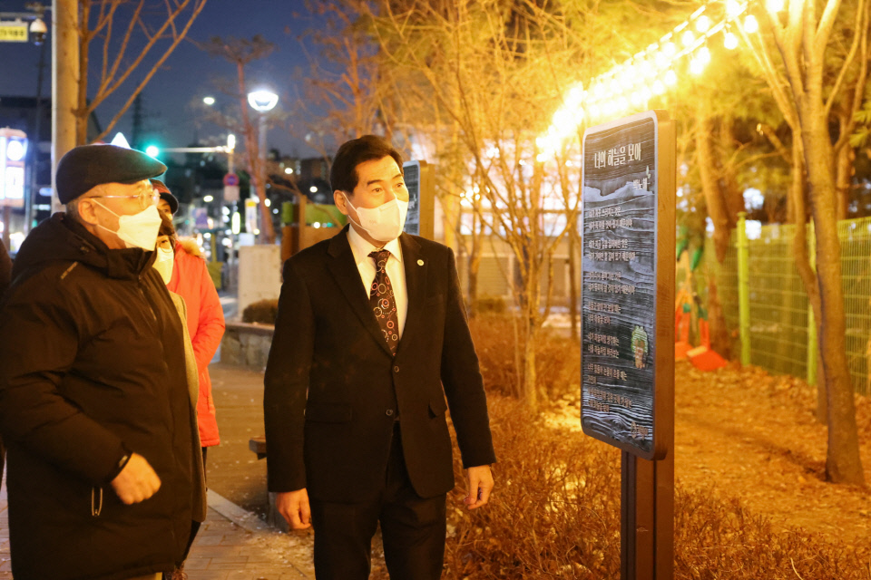 1.(사진)[동정]김상돈시장, 내손2동 문화의 거리방문(1)