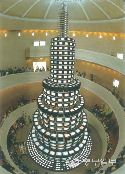 1988년 대중에 처음 공개된 백남준의 작품 ‘다다익선’, 다다익선은 서울올림픽 등을 맞아 국립현대미술관 관천관의 특성에 맞게 기획 제작된 작품이다.