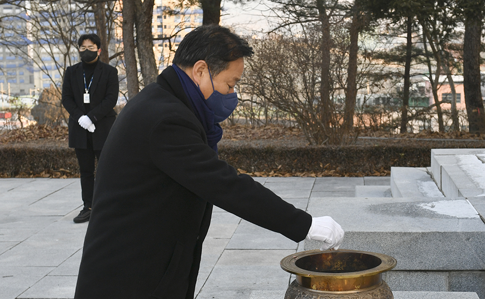 정동균 양평군수가 3일 오전 2022년 새해 첫 일정으로 충혼탑을 참배하고 있다. 사진=양평군청