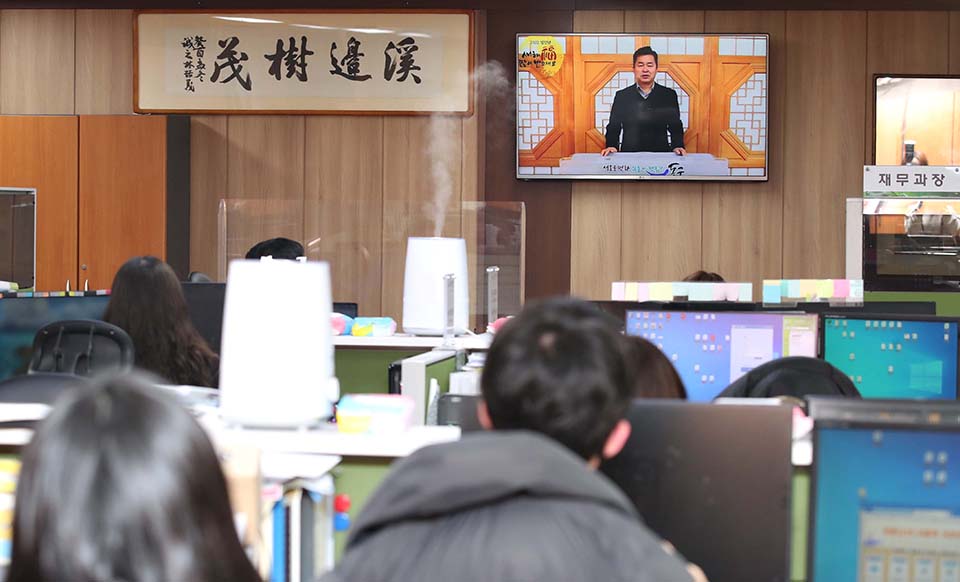 인천 동구가 2022년 시무식을 비대면으로 개최했다. 구청 직원들이 부서에 TV를 통해 허인환 구청장의 신년사를 시청하고 있다. 사진=인천 동구청