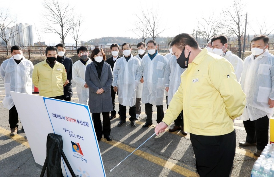 김보라 안성시장을 비롯한 안성시 관계자들은 2022년 새해 첫날 고병원성 조류인플루엔자(AI) 방역 현장을 방문해 방역상황을 점검했다. 사진=안성시청