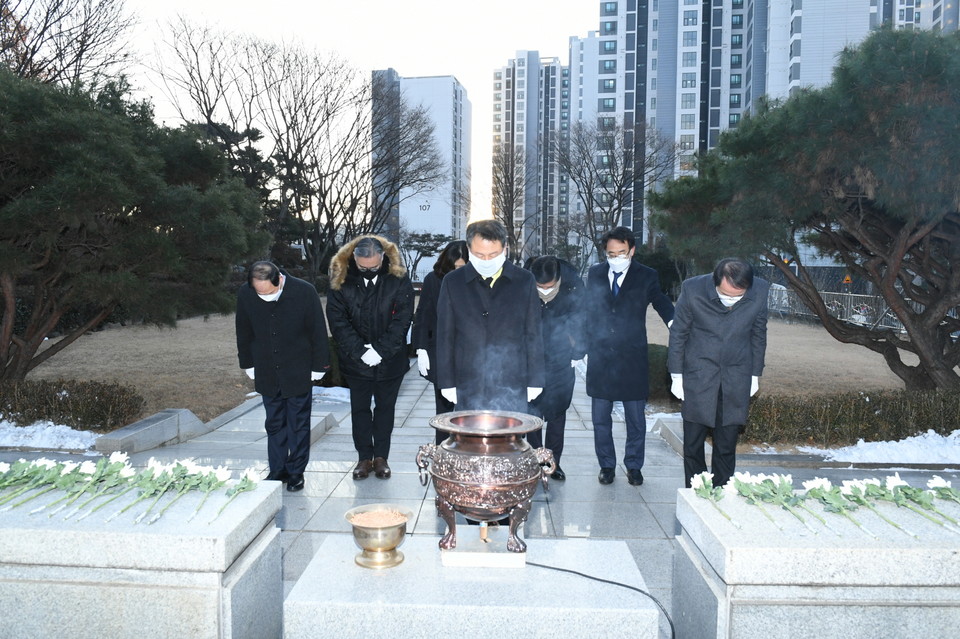 안승남 구리시장은 인창중앙공원에 마련된 현충탑 참배를 시작으로 임인년(壬寅年) 새해 첫 일정을 시작했다. 사진=구리시청