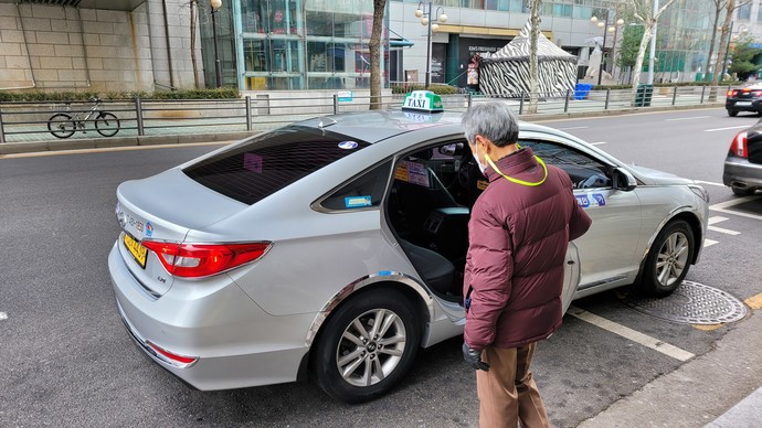 군포시 거주 보훈대상자인 최병홍 어르신이 택시바우처 무료이용 택시에 탑승하고 있다. 사진=군포시청