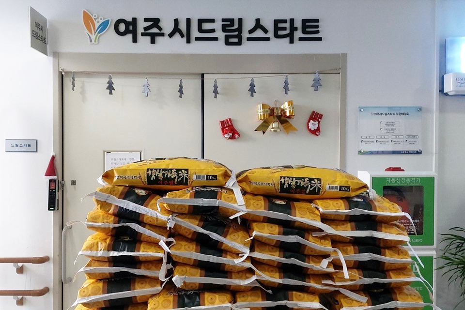 여주시 드림스타트가 지난 5일 농업회사법인 ㈜팜스로부터 쌀 300kg을 기탁받았다. 사진=여주시청