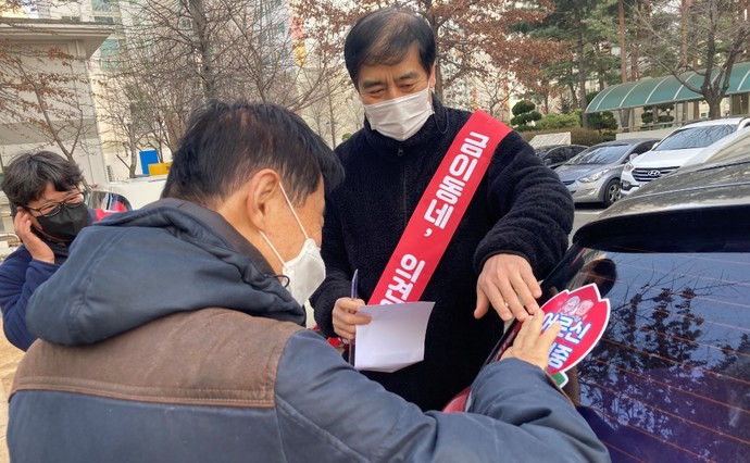 노인 운전자 배려 스티커 제작 및 배포 모습. 사진=파주시청